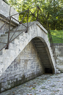 Escalier double, terrasse surplombant l'entrée du souterrain. © Région Bourgogne-Franche-Comté, Inventaire du patrimoine Escalier double, terrasse surplombant l'entrée du souterrain. © Région Bourgogne-Franche-Comté, Inventaire du patrimoine