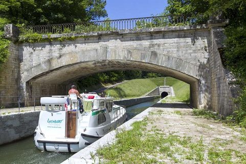 Pont ferrovier et vue de l'entrée aval du souterrain. © Région Bourgogne-Franche-Comté, Inventaire du patrimoine Pont ferrovier et vue de l'entrée aval du souterrain. © Région Bourgogne-Franche-Comté, Inventaire du patrimoine