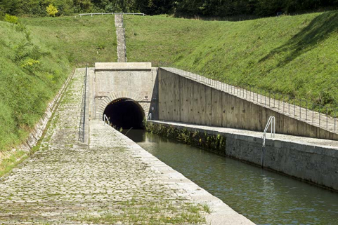 Entrée aval depuis le chemin de halage. © Région Bourgogne-Franche-Comté, Inventaire du patrimoine Entrée aval depuis le chemin de halage. © Région Bourgogne-Franche-Comté, Inventaire du patrimoine