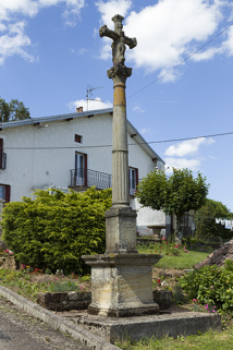 Vue générale sur la croix à proximité de la fontaine. © Région Bourgogne-Franche-Comté, Inventaire du patrimoine