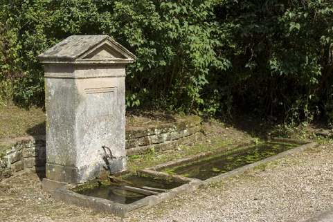 Fontaine située au début du chemin du Peu d'Acquet. © Région Bourgogne-Franche-Comté, Inventaire du patrimoine