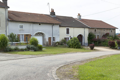 Alignement de fermes, rue de Pont-du-Bois. © Région Bourgogne-Franche-Comté, Inventaire du patrimoine Alignement de fermes, rue de Pont-du-Bois. © Région Bourgogne-Franche-Comté, Inventaire du patrimoine