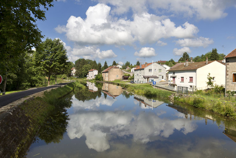Vue depuis le pont tournant sur les habitations situées rue de la Tuilerie. © Région Bourgogne-Franche-Comté, Inventaire du patrimoine Vue depuis le pont tournant sur les habitations situées rue de la Tuilerie. © Région Bourgogne-Franche-Comté, Inventaire du patrimoine