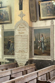 Monument aux morts encadré par deux peintures. © Région Bourgogne-Franche-Comté, Inventaire du patrimoine