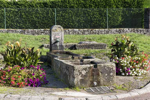 Fontaine-abreuvoir, à l'angle de la rue des Verriers et de la rue de la Côté Villon. © Région Bourgogne-Franche-Comté, Inventaire du patrimoine