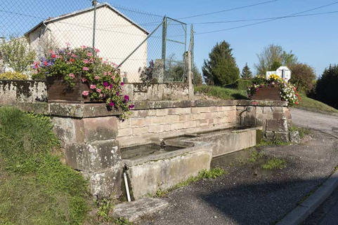 Fontaine-abreuvoir, à l'angle de la rue des Verriers et rue de la Tuilerie. © Région Bourgogne-Franche-Comté, Inventaire du patrimoine