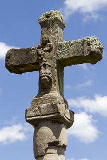 Détail de la croix située rue des Capucines : la Vierge. © Région Bourgogne-Franche-Comté, Inventaire du patrimoine Détail de la croix située rue des Capucines : la Vierge. © Région Bourgogne-Franche-Comté, Inventaire du patrimoine