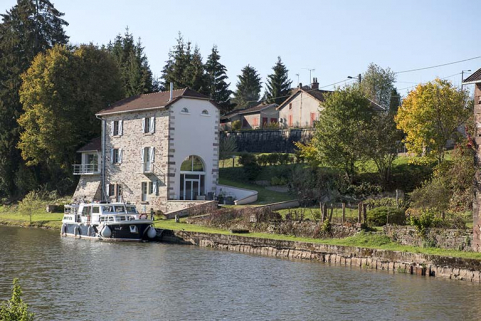 Maison située face au canal (1). © Région Bourgogne-Franche-Comté, Inventaire du patrimoine Maison située face au canal (1). © Région Bourgogne-Franche-Comté, Inventaire du patrimoine