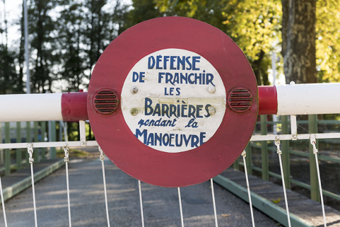 Panneau de signalisation de la barrière. © Région Bourgogne-Franche-Comté, Inventaire du patrimoine