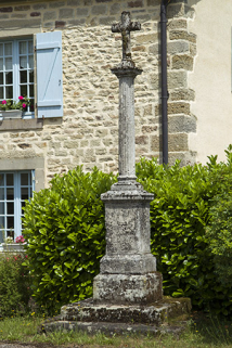 Croix. Vue de trois quart. Devant le 18 rue Principale. © Région Bourgogne-Franche-Comté, Inventaire du patrimoine