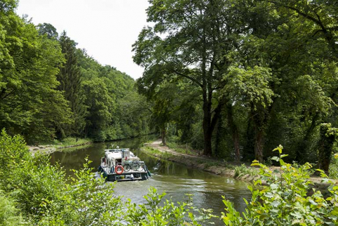 Vue sur le canal et un bateau de plaisance depuis la passerelle.  © Région Bourgogne-Franche-Comté, Inventaire du patrimoine