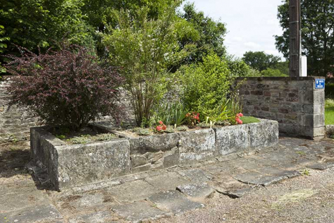 Ancien lavoir au carrefour de la route principale et de la route de Seilles. Vue de trois quart ouest. © Région Bourgogne-Franche-Comté, Inventaire du patrimoine