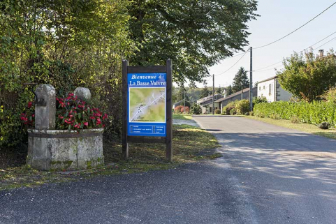 Rue principale et ancien puits devant la mairie. © Région Bourgogne-Franche-Comté, Inventaire du patrimoine