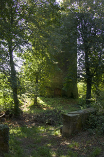 Les fondations du donjon et sa porte d'entrée. © Région Bourgogne-Franche-Comté, Inventaire du patrimoine