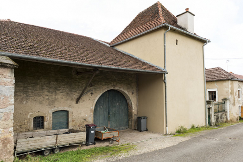 Maison, 6 impasse du sentier. Vue d'ensemble de trois-quart.  © Région Bourgogne-Franche-Comté, Inventaire du patrimoine Maison, 6 impasse du sentier. Vue d'ensemble de trois-quart.  © Région Bourgogne-Franche-Comté, Inventaire du patrimoine