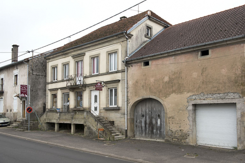 Détail de l'alignement grande rue : ancienne boulangerie. © Région Bourgogne-Franche-Comté, Inventaire du patrimoine Détail de l'alignement grande rue : ancienne boulangerie. © Région Bourgogne-Franche-Comté, Inventaire du patrimoine