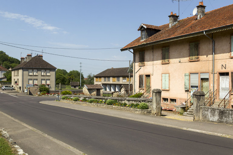 Logements ouvriers le long de la grande rue et au second plan vue de trois quart sur l'ancienne mairie école (1953)  © Région Bourgogne-Franche-Comté, Inventaire du patrimoine Logements ouvriers le long de la grande rue et au second plan vue de trois quart sur l'ancienne mairie école (1953)  © Région Bourgogne-Franche-Comté, Inventaire du patrimoine