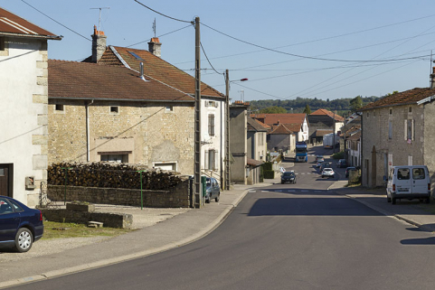 Vue de la grande rue, au milieu du village, à proximité de la route de Passavant, en direction de Vauvillers.  © Région Bourgogne-Franche-Comté, Inventaire du patrimoine Vue de la grande rue, au milieu du village, à proximité de la route de Passavant, en direction de Vauvillers.  © Région Bourgogne-Franche-Comté, Inventaire du patrimoine
