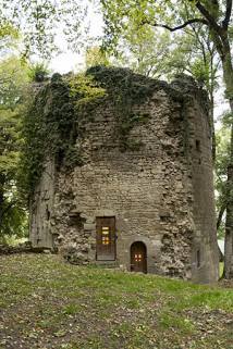 La tour ouest, vue rapprochée de l'est. © Région Bourgogne-Franche-Comté, Inventaire du patrimoine