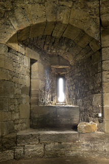 Dans la tour ouest : meurtrière, archère. © Région Bourgogne-Franche-Comté, Inventaire du patrimoine