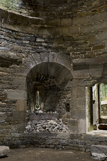 Dans la tour ouest : meurtrière, archère canonnière.  © Région Bourgogne-Franche-Comté, Inventaire du patrimoine
