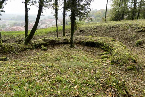 A l'est du promontoire : vestiges.  © Région Bourgogne-Franche-Comté, Inventaire du patrimoine