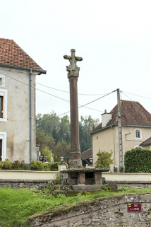 Croix érigée à l'angle de la rue de la poste et de la grande rue.  © Région Bourgogne-Franche-Comté, Inventaire du patrimoine Croix érigée à l'angle de la rue de la poste et de la grande rue.  © Région Bourgogne-Franche-Comté, Inventaire du patrimoine
