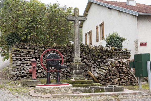Croix érigée à l'angle du chemin du Marchemont et de la rue des Chenevières. © Région Bourgogne-Franche-Comté, Inventaire du patrimoine Croix érigée à l'angle du chemin du Marchemont et de la rue des Chenevières. © Région Bourgogne-Franche-Comté, Inventaire du patrimoine