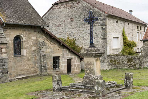Vue de trois-quart sud de la croix située au sud-est, le long du flanc antérieur de l'édifice.  © Région Bourgogne-Franche-Comté, Inventaire du patrimoine Vue de trois-quart sud de la croix située au sud-est, le long du flanc antérieur de l'édifice.  © Région Bourgogne-Franche-Comté, Inventaire du patrimoine