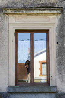 Détail de la baie de l'étage et de l'inscription 2, rue Saint isidore (cette pierre a été posée par Goux et Girardin (?) 1831 (?) © Région Bourgogne-Franche-Comté, Inventaire du patrimoine Détail de la baie de l'étage et de l'inscription 2, rue Saint isidore (cette pierre a été posée par Goux et Girardin (?) 1831 (?) © Région Bourgogne-Franche-Comté, Inventaire du patrimoine