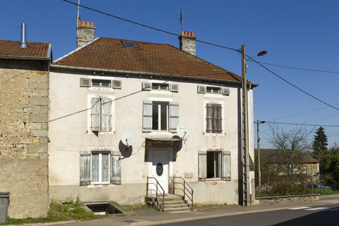 Façade antérieure sur la grande rue de la maison d'habitation, 28 grande rue.  © Région Bourgogne-Franche-Comté, Inventaire du patrimoine Façade antérieure sur la grande rue de la maison d'habitation, 28 grande rue.  © Région Bourgogne-Franche-Comté, Inventaire du patrimoine