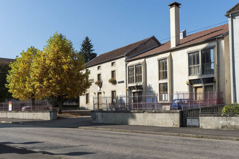 Vue sur la mairie depuis le nord-est.  © Région Bourgogne-Franche-Comté, Inventaire du patrimoine
