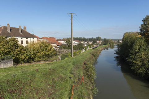 Depuis le pont sur le canal et le Coney, vue sur l'amont et la façade postérieure du presbytère.  © Région Bourgogne-Franche-Comté, Inventaire du patrimoine