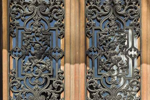 Détail de la porte principale donnant sur la rue Hauviller.  © Région Bourgogne-Franche-Comté, Inventaire du patrimoine Détail de la porte principale donnant sur la rue Hauviller.  © Région Bourgogne-Franche-Comté, Inventaire du patrimoine