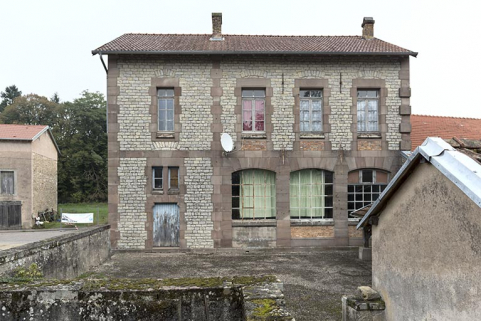 Façade postérieure et cour. © Région Bourgogne-Franche-Comté, Inventaire du patrimoine Façade postérieure et cour. © Région Bourgogne-Franche-Comté, Inventaire du patrimoine