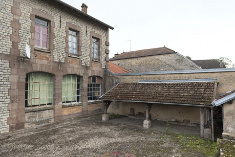 Cour, préau, détail de la façade postérieure. © Région Bourgogne-Franche-Comté, Inventaire du patrimoine Cour, préau, détail de la façade postérieure. © Région Bourgogne-Franche-Comté, Inventaire du patrimoine