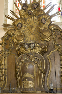 Détail de la partie supérieure de l'autel. © Région Bourgogne-Franche-Comté, Inventaire du patrimoine