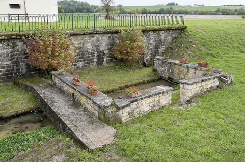 Vue rapprochée de l'ancien lavoir à l'ouest du village, rue Maurice Boulanger. © Région Bourgogne-Franche-Comté, Inventaire du patrimoine