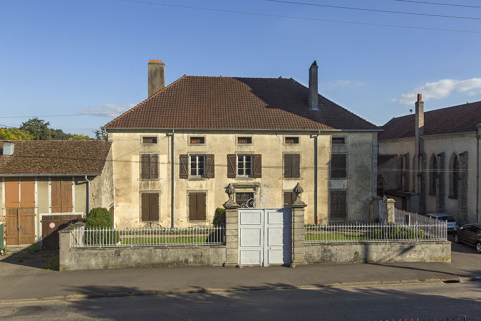 Vue d'ensemble de la façade antérieure et de la cour sur rue. © Région Bourgogne-Franche-Comté, Inventaire du patrimoine Vue d'ensemble de la façade antérieure et de la cour sur rue. © Région Bourgogne-Franche-Comté, Inventaire du patrimoine