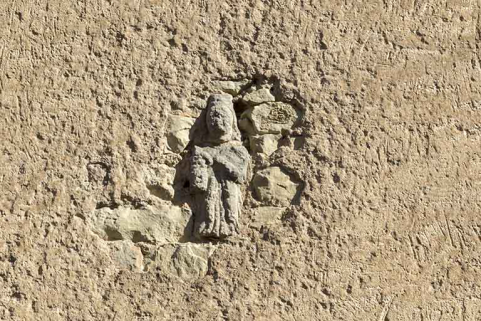 Détail de sculpture incluse dans le mur sud du presbytère. © Région Bourgogne-Franche-Comté, Inventaire du patrimoine Détail de sculpture incluse dans le mur sud du presbytère. © Région Bourgogne-Franche-Comté, Inventaire du patrimoine