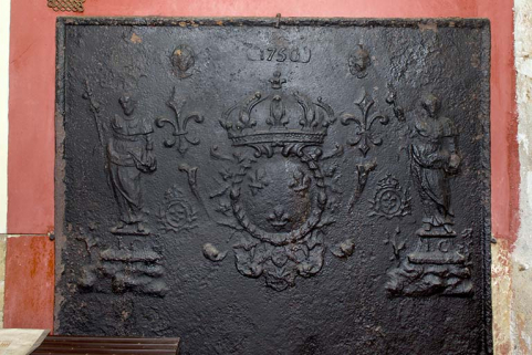 Plaque de cheminée de la pièce d'angle sud-ouest en rez-de-chaussée portant la date 1750.   © Région Bourgogne-Franche-Comté, Inventaire du patrimoine Plaque de cheminée de la pièce d'angle sud-ouest en rez-de-chaussée portant la date 1750.   © Région Bourgogne-Franche-Comté, Inventaire du patrimoine