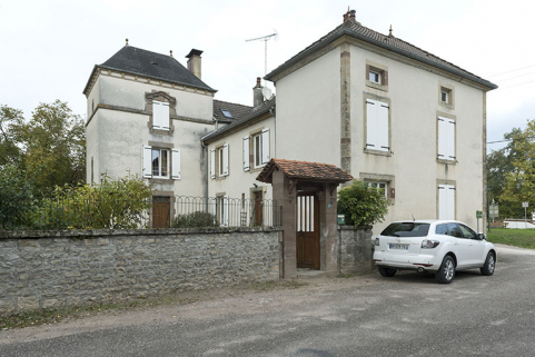 Vue de trois-quart sud-ouest de la maison. © Région Bourgogne-Franche-Comté, Inventaire du patrimoine Vue de trois-quart sud-ouest de la maison. © Région Bourgogne-Franche-Comté, Inventaire du patrimoine