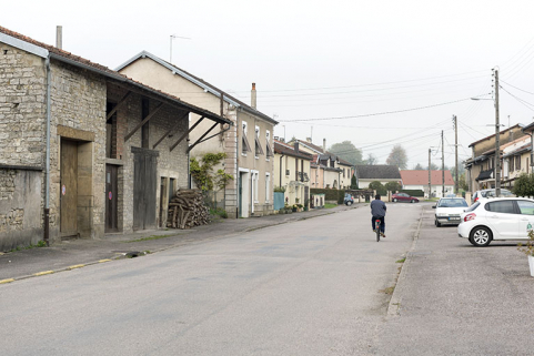 Alignement rive sud-ouest de la rue Bernard Froeliger. © Région Bourgogne-Franche-Comté, Inventaire du patrimoine