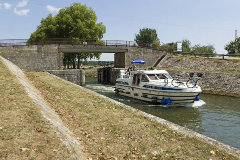 bief rivière aménagée porte de garde © Région Bourgogne-Franche-Comté, Inventaire du patrimoine  bief rivière aménagée porte de garde © Région Bourgogne-Franche-Comté, Inventaire du patrimoine