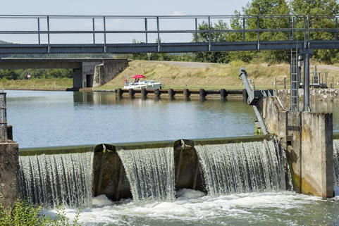 Barrage de Conflandey, vue rapprochée de la rive droite en aval.  © Région Bourgogne-Franche-Comté, Inventaire du patrimoine Barrage de Conflandey, vue rapprochée de la rive droite en aval.  © Région Bourgogne-Franche-Comté, Inventaire du patrimoine