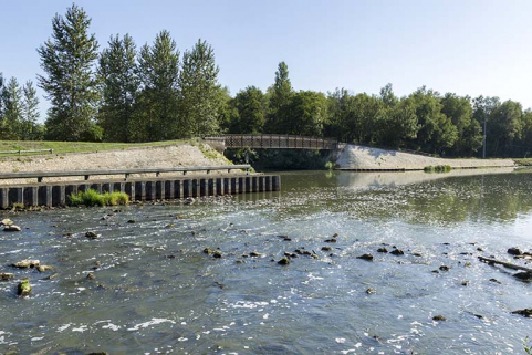 Passerelle sur la Lanterne, au confluent avec la Saône, vue de la rive droite en amont. © Région Bourgogne-Franche-Comté, Inventaire du patrimoine Passerelle sur la Lanterne, au confluent avec la Saône, vue de la rive droite en amont. © Région Bourgogne-Franche-Comté, Inventaire du patrimoine