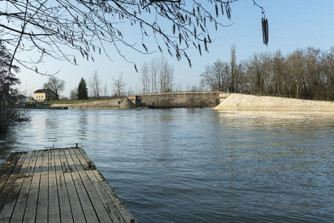 Passerelle sur la Lanterne, au confluent avec la Saône, vue de la rive droite en aval. © Région Bourgogne-Franche-Comté, Inventaire du patrimoine Passerelle sur la Lanterne, au confluent avec la Saône, vue de la rive droite en aval. © Région Bourgogne-Franche-Comté, Inventaire du patrimoine