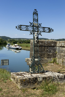 Croix de chemin à proximité du pont de la départementale.  © Région Bourgogne-Franche-Comté, Inventaire du patrimoine Croix de chemin à proximité du pont de la départementale.  © Région Bourgogne-Franche-Comté, Inventaire du patrimoine