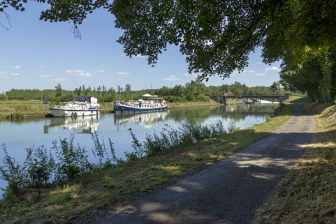 Vue éloignée du site d'écluse en amont du pont depuis la rive droite. © Région Bourgogne-Franche-Comté, Inventaire du patrimoine Vue éloignée du site d'écluse en amont du pont depuis la rive droite. © Région Bourgogne-Franche-Comté, Inventaire du patrimoine