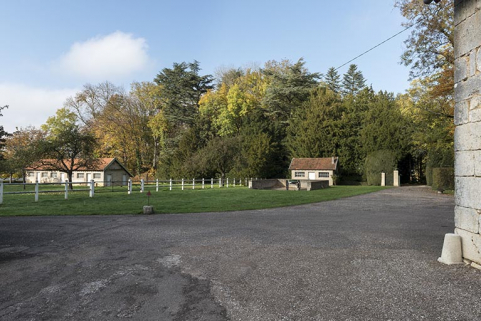 Vue générale de deux bâtiments du milieu du 20e siècle : poulailler à gauche et porcherie à droite. © Région Bourgogne-Franche-Comté, Inventaire du patrimoine